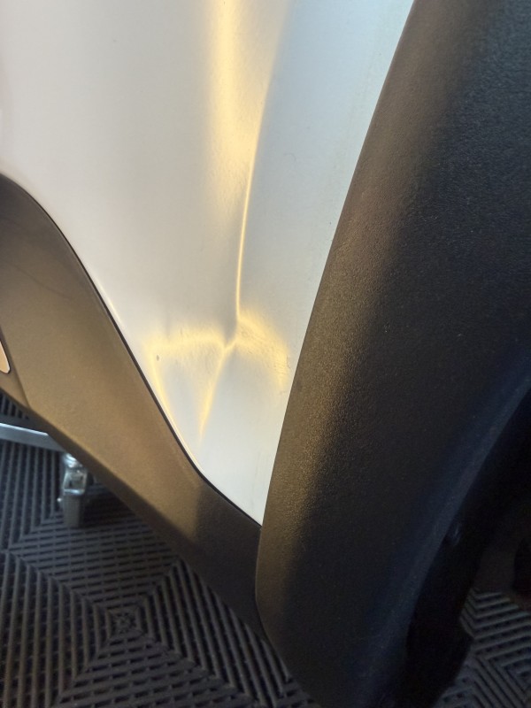 Réparation de bosse sur arête de porte Hyundai sans repeindre à Marseille et Gémenos