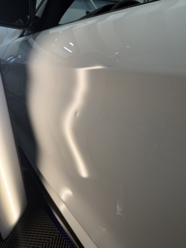 Réparer une porte de BMW M4 sans peinture pour un client de Marseille