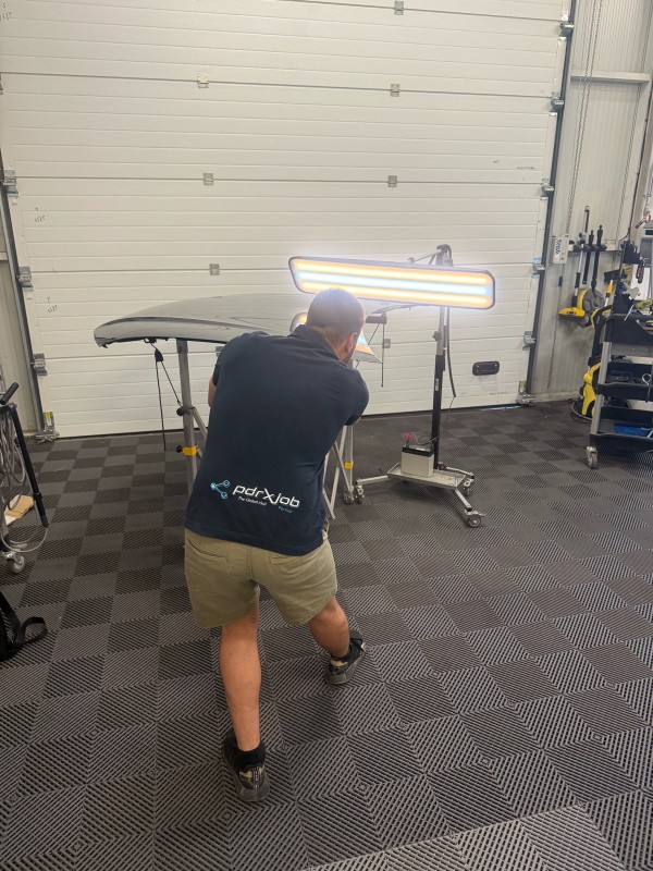 Réparation sans peinture sur Audi RSQ8 grêlée, intervention à Marseille – Aubagne

