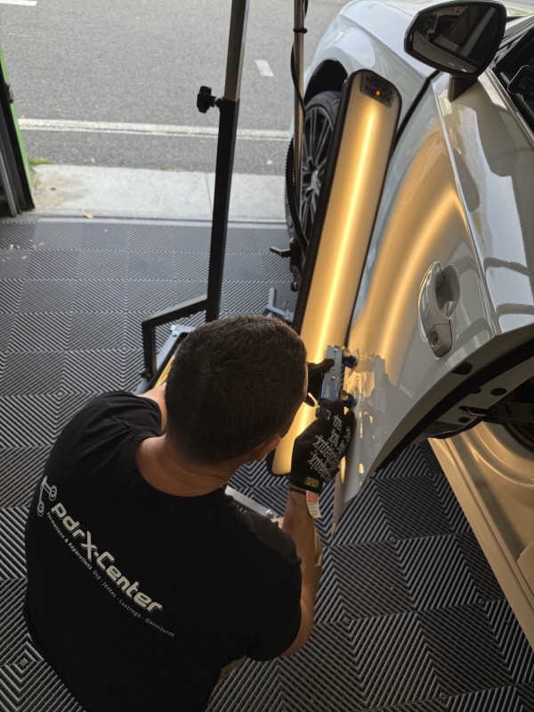 Réparer une bosse sur la porte d’une Audi S3 sans repeindre à Gémenos et Marseille