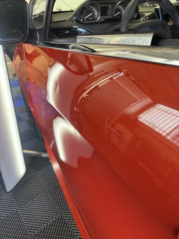 Débosselage sans peinture sur Peugeot 208 GT : disparition totale des bosses sur portière à Marseille