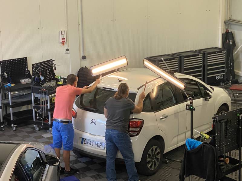 Stagiaire en cours de réparation technique marteau sur montant