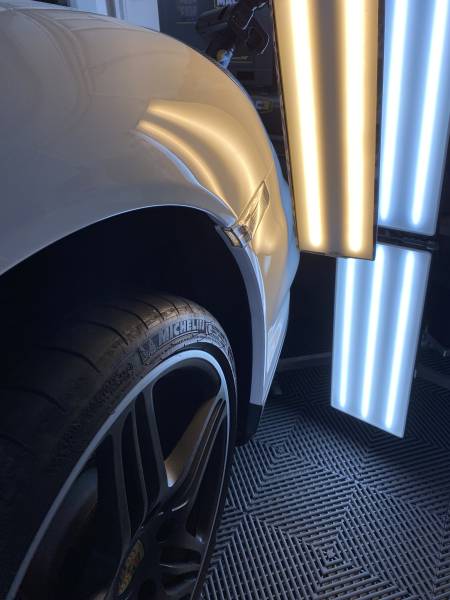 Débosselage sur Porsche 911 d'un client de Monaco: réparation sur aile arrière gauche avec des impacts profonds à cause d'un accident avec un vélo