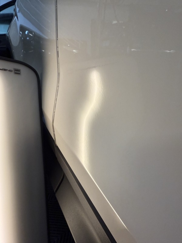 Réparer une bosse sur porte de Jeep sans repeindre à Marseille, Aix ou Gémenos proche de aubagne 13