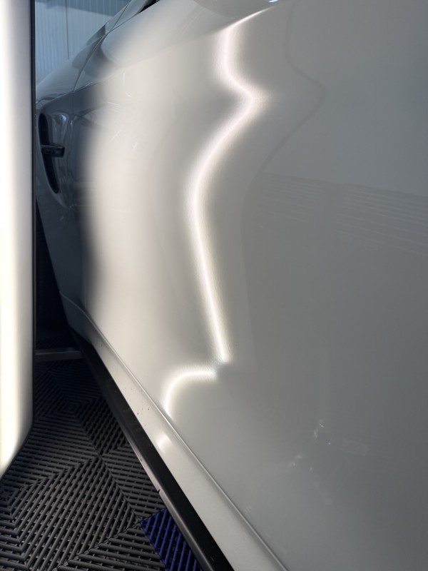 Réparer une porte de BMW M4 sans peinture pour un client de Marseille
