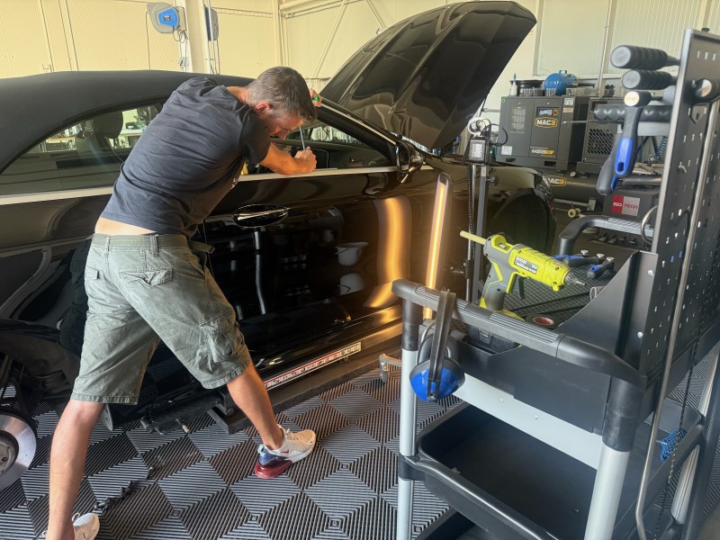 Réparer une bosse sans repeindre sur porte de Mercedes à Marseille : solution rapide et sans trace