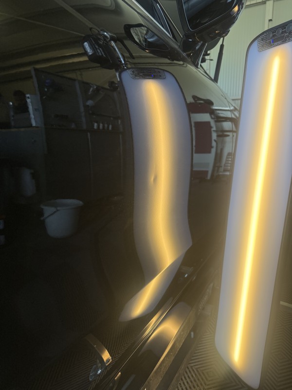 Réparer une bosse sans repeindre sur porte de Mercedes à Marseille : solution rapide et sans trace