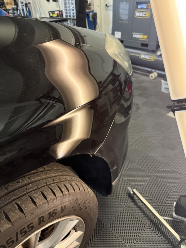 Réparer une bosse sur l’aile avant droite sans repeindre à Marseille et Gémenos