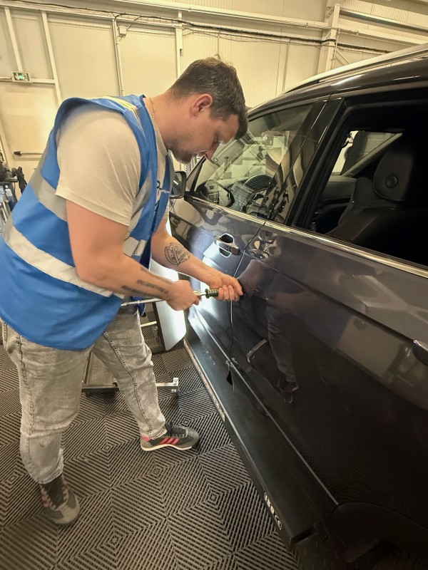 Débosselage hayon arrière Toyota Corolla avec finition parfaite sans peinture à Toulon par professionnel fiable et rapide